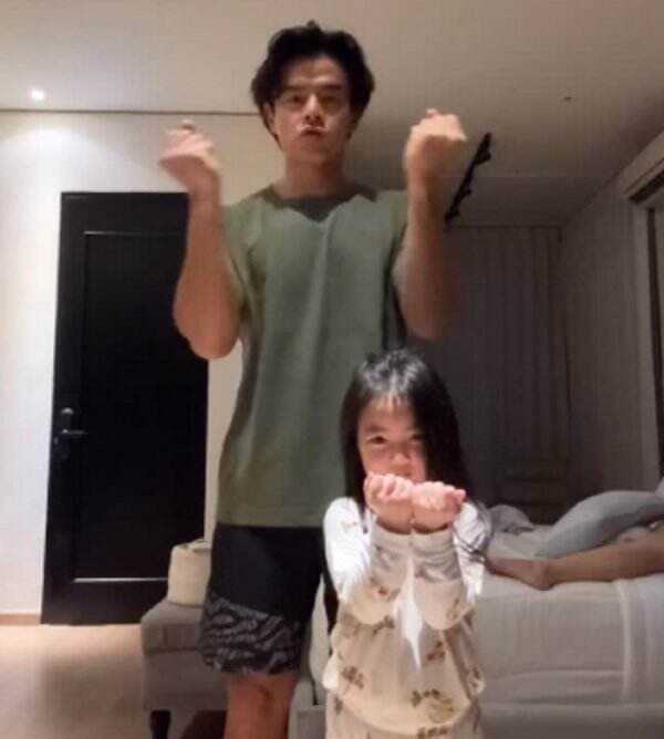 Momen Dion Wiyoko Jadi Ayah Bucin ke Anak, Pasrah Diajak TikTokan Momen Dion Wiyoko Jadi Ayah Bucin ke Anak, Pasrah Diajak TikTokan