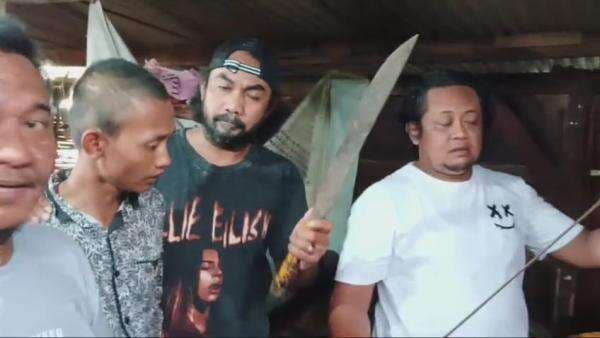 Viral Preman Palak Sopir Truk Mogok di Semarang, Pulang Bawa Pedang Samurai Viral Preman Palak Sopir Truk Mogok di Semarang, Pulang Bawa Pedang Samurai