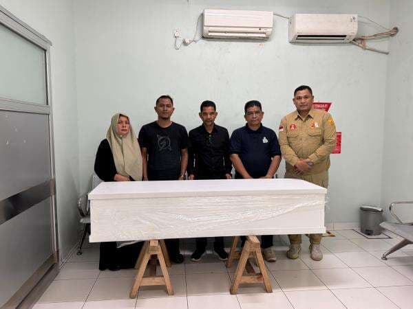 Senator Azhari Cage Bantu Biaya Pemulangan Jenazah Warga Meulaboh dari Jakarta Senator Azhari Cage Bantu Biaya Pemulangan Jenazah Warga Meulaboh dari Jakarta