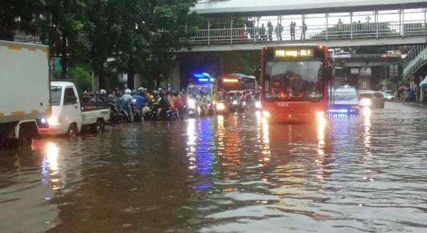 Transjakarta Rekayasa Sejumlah Rute Imbas Banjir Transjakarta Rekayasa Sejumlah Rute Imbas Banjir