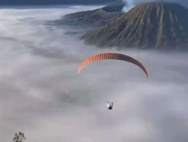 Bule Paralayang di Bromo, Pengelola Wisata Angkat Bicara Bule Paralayang di Bromo, Pengelola Wisata Angkat Bicara