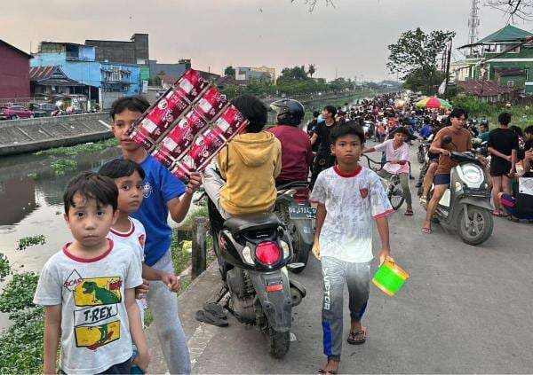 Flash Back ke Masa Lalu: Warga Batua Raya Kompak Terbangkan Layangan di Tepi Sungai Flash Back ke Masa Lalu: Warga Batua Raya Kompak Terbangkan Layangan di Tepi Sungai