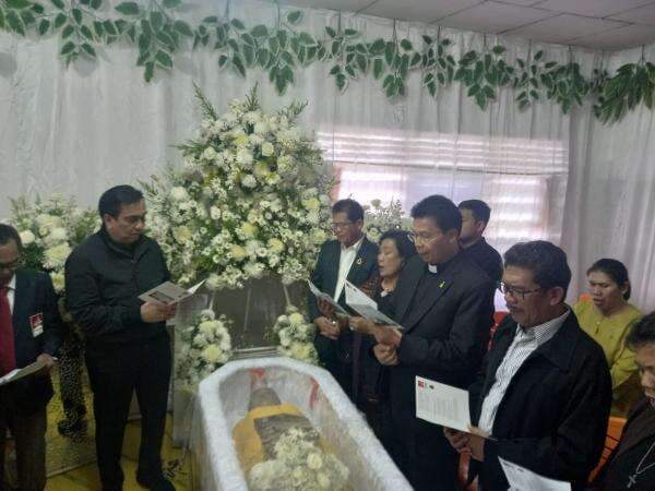 Kunjungi Rumah Duka Ibunda Ephorus HKBP, Effendi Simbolon Ceritakan Kenangan Semasa Hidup Kunjungi Rumah Duka Ibunda Ephorus HKBP, Effendi Simbolon Ceritakan Kenangan Semasa Hidup