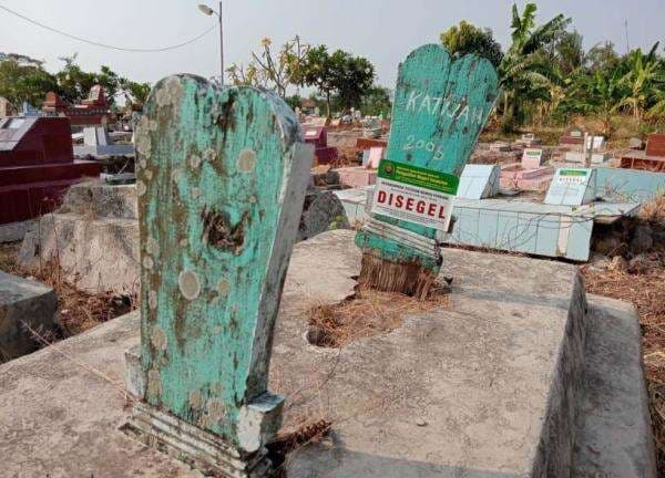 20 Makam Dipasang Segel Pengadilan Negeri Indramayu, Ada Apa? 20 Makam Dipasang Segel Pengadilan Negeri Indramayu, Ada Apa?