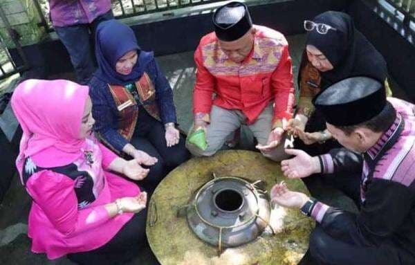 64 Tahun Kolaka, Bupati Bersimpuh di Nisan Makam Raja Islam Pertama Mekongga 64 Tahun Kolaka, Bupati Bersimpuh di Nisan Makam Raja Islam Pertama Mekongga