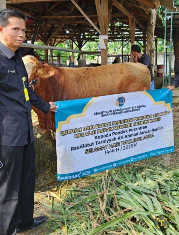 Sambut Idul Adha 1446 H, Presiden Prabowo Serahkan Sapi Kurban ke Ponpes di Purwakarta Sambut Idul Adha 1446 H, Presiden Prabowo Serahkan Sapi Kurban ke Ponpes di Purwakarta