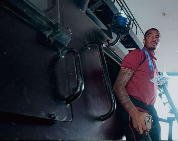 Laga Penentu Juara Paruh Musim: Persija Jakarta Tembus Barikade Markas Persib Bandung dengan Rantis Barracuda Laga Penentu Juara Paruh Musim: Persija Jakarta Tembus Barikade Markas Persib Bandung dengan Rantis Barracuda