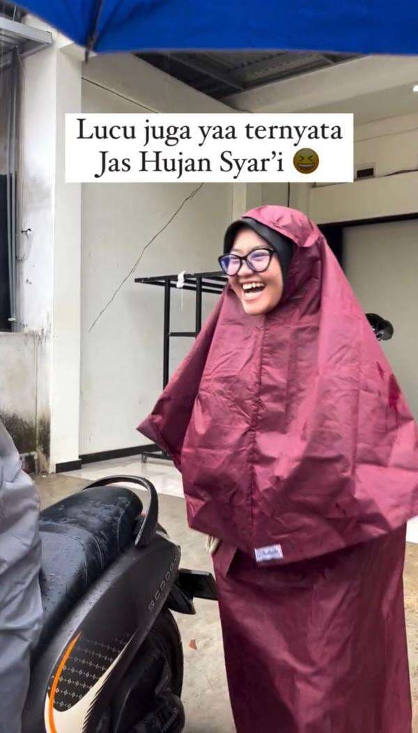 Tetap Fashionable di Musim Hujan, Perempuan Cewek Ini Buktikan dengan Jas Hujan Syari Tetap Fashionable di Musim Hujan, Perempuan Cewek Ini Buktikan dengan Jas Hujan Syari