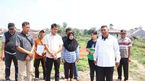 Diduga Tertipu Pengembang, Belasan Konsumen Zhafirah Residence 2 di Depok Nasibnya Terkatung Katung Diduga Tertipu Pengembang, Belasan Konsumen Zhafirah Residence 2 di Depok Nasibnya Terkatung Katung