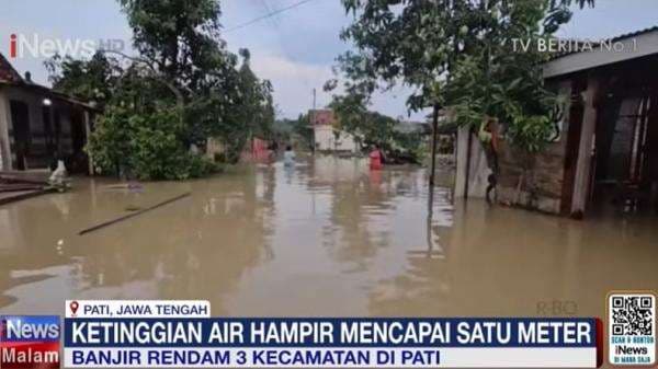 Banjir di Pati dan Semarang Rendam Ratusan Rumah, Warga Dievakuasi Gunakan Perahu Karet Banjir di Pati dan Semarang Rendam Ratusan Rumah, Warga Dievakuasi Gunakan Perahu Karet