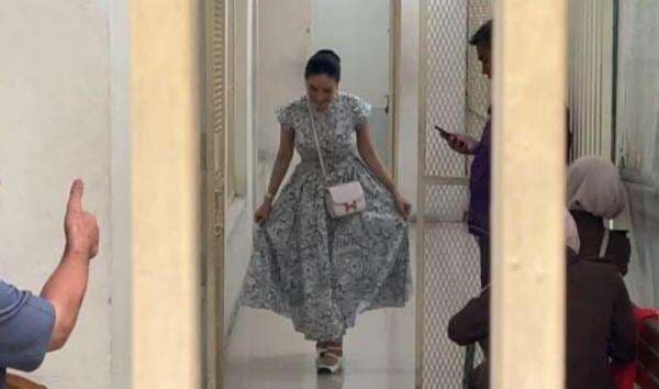 Gaya Nikita Mirzani Tampil Bak Cinderella hingga Tas Branded di Berbagai Sidang Gaya Nikita Mirzani Tampil Bak Cinderella hingga Tas Branded di Berbagai Sidang