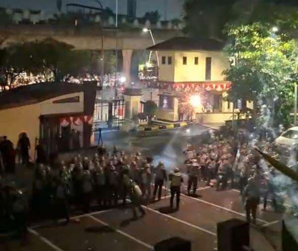 Live TikTok dan IG Diblokir, Wartawan Ditangkap saat Live YouTube di Depan Polres Jakut Live TikTok dan IG Diblokir, Wartawan Ditangkap saat Live YouTube di Depan Polres Jakut