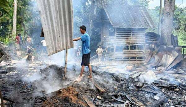 Kebakaran Hanguskan Dua Rumah di Sinjai, Diduga Akibat Korsleting Listrik Kebakaran Hanguskan Dua Rumah di Sinjai, Diduga Akibat Korsleting Listrik