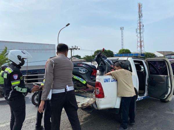 Pemotor Tewas Terlindas Truk di Fly Over Karawang, Sopir Langsung Kabur Tancap Gas Pemotor Tewas Terlindas Truk di Fly Over Karawang, Sopir Langsung Kabur Tancap Gas