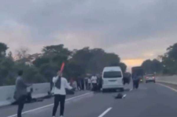 Kecelakaan Maut Minibus Tabrak Truk di Tol Semarang Solo, 1 Orang Tewas 13 Luka Kecelakaan Maut Minibus Tabrak Truk di Tol Semarang Solo, 1 Orang Tewas 13 Luka