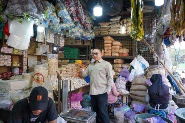KSP Sidak Pasar Induk Kramat Jati, Sebut Kenaikan Harga Bawang dan Cabai Wajar KSP Sidak Pasar Induk Kramat Jati, Sebut Kenaikan Harga Bawang dan Cabai Wajar