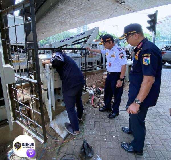 18 Lampu Lalu Lintas Rusak akibat Demo Ricuh di Jakarta Rampung Diperbaiki 18 Lampu Lalu Lintas Rusak akibat Demo Ricuh di Jakarta Rampung Diperbaiki