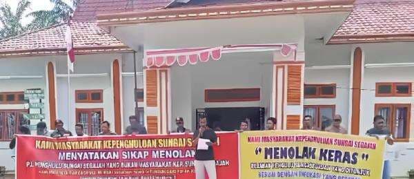 Masyarakat Sungai Segajah, Menolak Pergantian PJ Kepala Desa oleh Bupati Rohil Masyarakat Sungai Segajah, Menolak Pergantian PJ Kepala Desa oleh Bupati Rohil