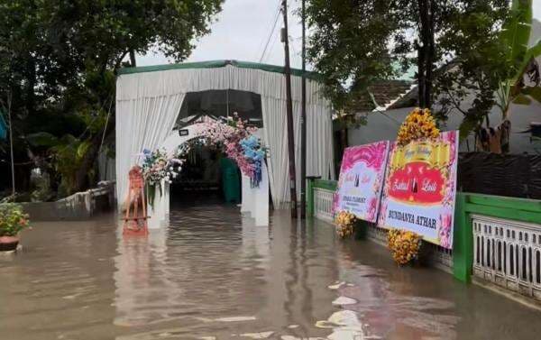 Banjir di Mojokerto: Pesta Pernikahan Terendam Air, Akad Nikah Pengantin Pindah ke Masjid Banjir di Mojokerto: Pesta Pernikahan Terendam Air, Akad Nikah Pengantin Pindah ke Masjid