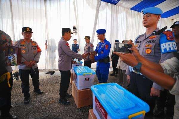 Kapolri Salurkan Bantuan ke 170 Personel Polri Korban Bencana di Sumbar Kapolri Salurkan Bantuan ke 170 Personel Polri Korban Bencana di Sumbar