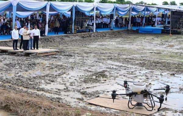 Baru Pertama Kali Tebar Benih Padi Gunakan Drone, Prabowo Mengaku Kaget Baru Pertama Kali Tebar Benih Padi Gunakan Drone, Prabowo Mengaku Kaget