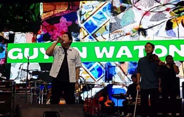 Grup Musik Asal Jogya Guyon Wonten Hibur Masyarakat Indramayu, Ajak Bernyanyi dan Bergoyang Grup Musik Asal Jogya Guyon Wonten Hibur Masyarakat Indramayu, Ajak Bernyanyi dan Bergoyang