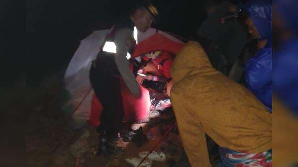 Dramatis! Pendaki Gunung Sibayak Dievakuasi Tengah Malam Akibat Hipotermia Dramatis! Pendaki Gunung Sibayak Dievakuasi Tengah Malam Akibat Hipotermia