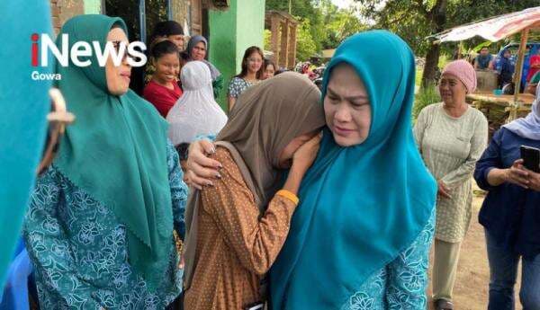 Momen Haru Ketika Ketua TP PKK Gowa Tepati Janjinya ke Warga Miskin Ekstrem Momen Haru Ketika Ketua TP PKK Gowa Tepati Janjinya ke Warga Miskin Ekstrem