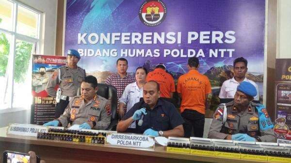 Ditresnarkoba Polda NTT Amankan Pengedar Serta Ratusan Botol Obat Perangsang Diduga Untuk Kaum Gay Ditresnarkoba Polda NTT Amankan Pengedar Serta Ratusan Botol Obat Perangsang Diduga Untuk Kaum Gay