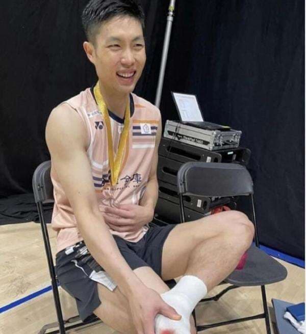 Kisah Chou Tien Chen, Berjuang dengan Kondisi Kaki Berdarah untuk Kalahkan Kunlavut Vitidsarn hingga Juara Arctic Open 2025 Kisah Chou Tien Chen, Berjuang dengan Kondisi Kaki Berdarah untuk Kalahkan Kunlavut Vitidsarn hingga Juara Arctic Open 2025