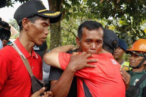 Kisah Haru Sariman Korban Longsor Cilacap, Menanti Istri dan 2 Anaknya Ditemukan Kisah Haru Sariman Korban Longsor Cilacap, Menanti Istri dan 2 Anaknya Ditemukan
