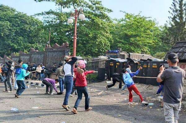 Kapolda Jambi Janji Tindak Tegas Pelaku Perusakan Gedung DPRD saat Demo Rusuh Kapolda Jambi Janji Tindak Tegas Pelaku Perusakan Gedung DPRD saat Demo Rusuh