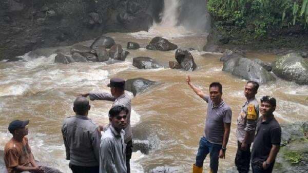 Tragis! Pelajar SMA Hilang Terseret Air Bah di Air Terjun Sekoah Lombok Utara Tragis! Pelajar SMA Hilang Terseret Air Bah di Air Terjun Sekoah Lombok Utara