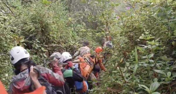 Jatuh ke Jurang 20 Meter, Jenazah Pendaki Gunung Slamet Berhasil Dievakuasi Jatuh ke Jurang 20 Meter, Jenazah Pendaki Gunung Slamet Berhasil Dievakuasi