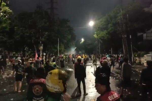 Suasana Mako Brimob Kwitang Malam Ini, Massa dan Polisi saling Maju-Mundur Suasana Mako Brimob Kwitang Malam Ini, Massa dan Polisi saling Maju-Mundur