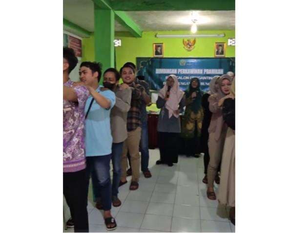 Viral Yel-Yel Kakek-Nenek Pijit-pijitan di KUA, Tuai Kontroversi Viral Yel-Yel Kakek-Nenek Pijit-pijitan di KUA, Tuai Kontroversi