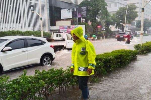 Kemang Jaksel Banjir Imbas Hujan Deras, Ketinggian Air Capai 35 Cm Kemang Jaksel Banjir Imbas Hujan Deras, Ketinggian Air Capai 35 Cm