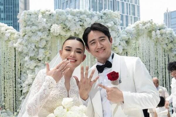 Resepsi Amanda Manopo dan Kenny Austin Digelar Malam Ini, Bertabur Bunga Putih! Resepsi Amanda Manopo dan Kenny Austin Digelar Malam Ini, Bertabur Bunga Putih!