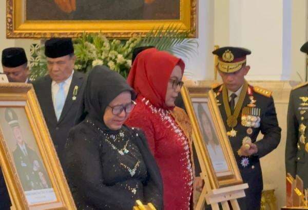 Momen Haru Keluarga Marsinah Menangis saat Prabowo Anugerahkan Gelar Pahlawan Nasional Momen Haru Keluarga Marsinah Menangis saat Prabowo Anugerahkan Gelar Pahlawan Nasional