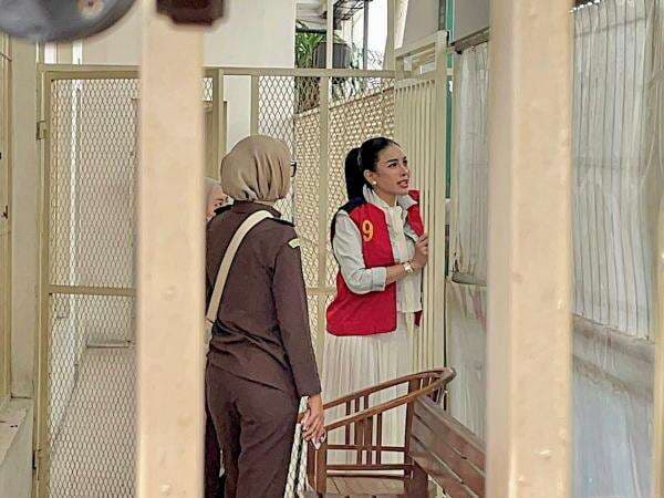 Alasan Nyeleneh Nikita Mirzani Suka Pakai Rok saat Jalani Sidang Dugaan Pemerasan Alasan Nyeleneh Nikita Mirzani Suka Pakai Rok saat Jalani Sidang Dugaan Pemerasan