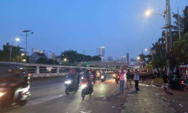 Demo HMI dan GMNI di Gedung DPR Bubar, Lalin Jalan Gatot Subroto Berangsur Lancar Demo HMI dan GMNI di Gedung DPR Bubar, Lalin Jalan Gatot Subroto Berangsur Lancar