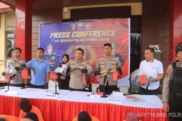 Pria Gay Gelapkan Motor Teman Kencan di Probolinggo, Modus Tipu Daya Asmara Pria Gay Gelapkan Motor Teman Kencan di Probolinggo, Modus Tipu Daya Asmara