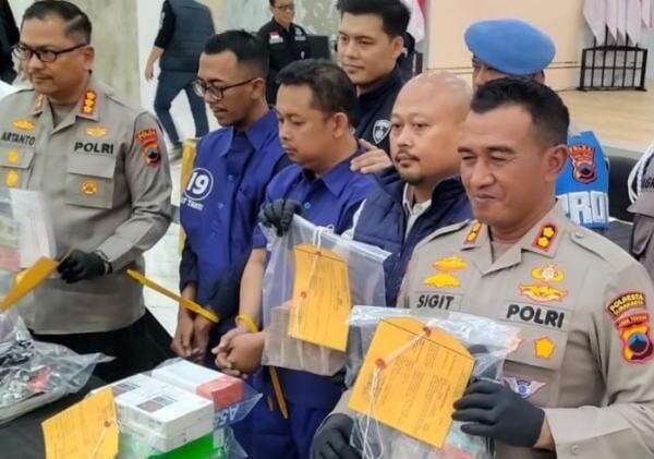 Tampang Sopir Bank Bawa Kabur Uang Rp10 Miliar, Dipakai Beli Mobil dan Rumah Tampang Sopir Bank Bawa Kabur Uang Rp10 Miliar, Dipakai Beli Mobil dan Rumah