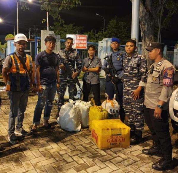150 Liter Moke Disita Denpom Lanal Maumere, Saat Operasi di Pelabuhan Laurentius Say 150 Liter Moke Disita Denpom Lanal Maumere, Saat Operasi di Pelabuhan Laurentius Say