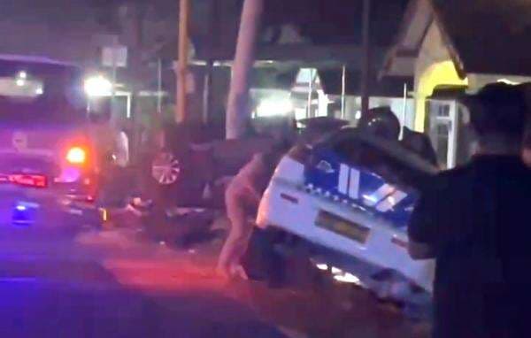 BANGKALAN GEGER! Mobil Patroli Polisi Nyungsep Usai Kejar Ertiga Pengangkut Rokok Diduga Ilegal BANGKALAN GEGER! Mobil Patroli Polisi Nyungsep Usai Kejar Ertiga Pengangkut Rokok Diduga Ilegal