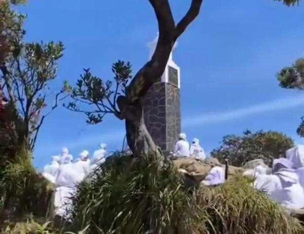 Viral Pendaki Saksikan Puluhan Orang Berjubah Putih Ritual di Puncak Gunung Lawu Viral Pendaki Saksikan Puluhan Orang Berjubah Putih Ritual di Puncak Gunung Lawu