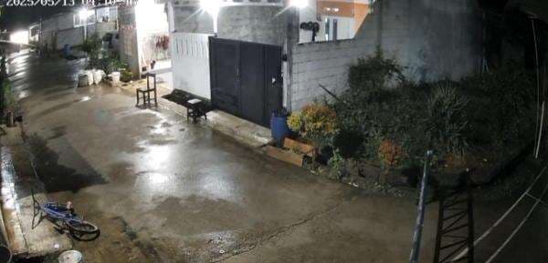 Heboh! Warga Karawang Kehilangan Uang Usai Pintu Digedor, Betulkah Pesugihan Pocong? Heboh! Warga Karawang Kehilangan Uang Usai Pintu Digedor, Betulkah Pesugihan Pocong?