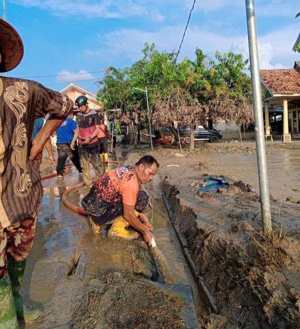 Pasca Banjir, Tim Gabungan dan Relawan Gelar Operasi Bersih-bersih di Desa Karangligar Pasca Banjir, Tim Gabungan dan Relawan Gelar Operasi Bersih-bersih di Desa Karangligar