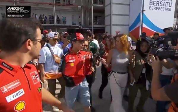 Marc Marquez Ajak Penggemar Tidak Hujat Marco Bezzecchi Usai Tabrakan di MotoGP Mandalika 2025 Marc Marquez Ajak Penggemar Tidak Hujat Marco Bezzecchi Usai Tabrakan di MotoGP Mandalika 2025