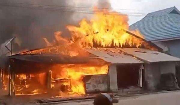 15 Rumah di Pelalawan Riau Terbakar, Diduga Korsleting Listrik dari Kedai Kopi 15 Rumah di Pelalawan Riau Terbakar, Diduga Korsleting Listrik dari Kedai Kopi